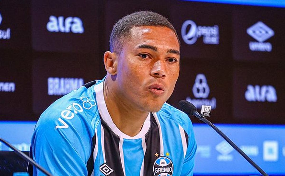 Carlos Vinícius retorna de lesão no Grêmio e será titular no Gre-Nal