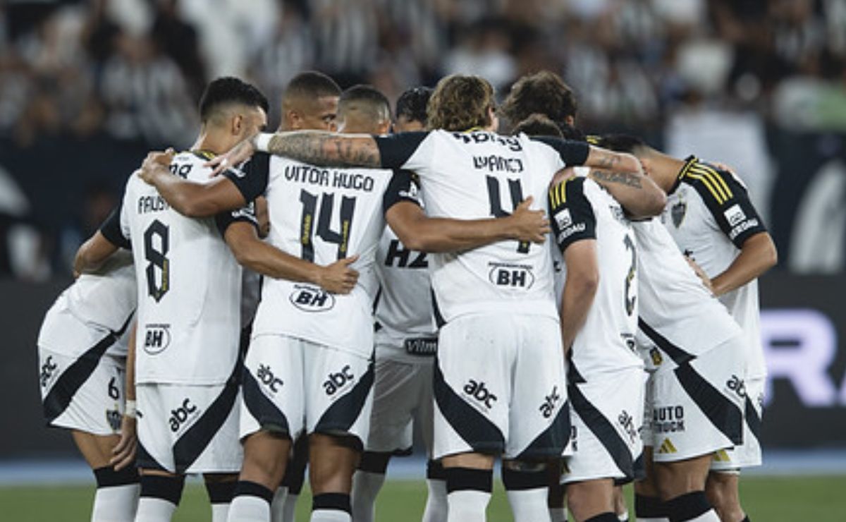 Jogadores do Atlético-MG são cobrados por torcedores após derrota para o Atlético-MG