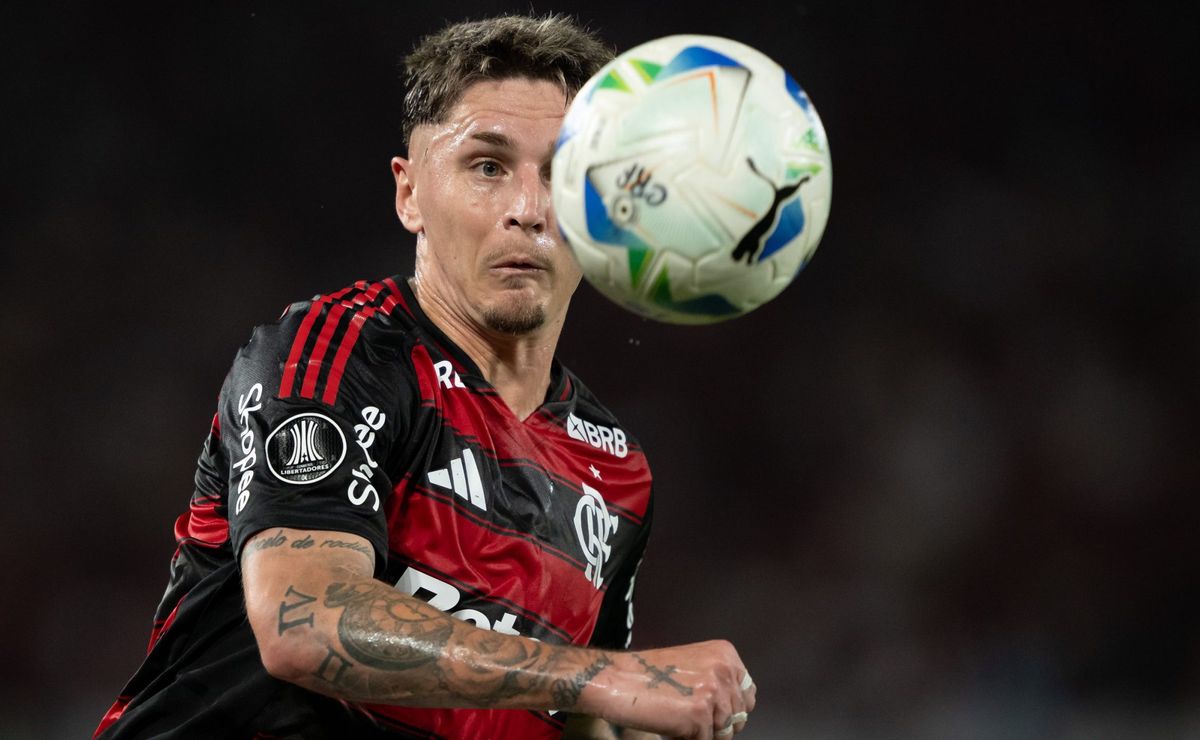 Torcida do Flamengo critica atuação de Varela contra o Estudiantes: “Não tá normal”
