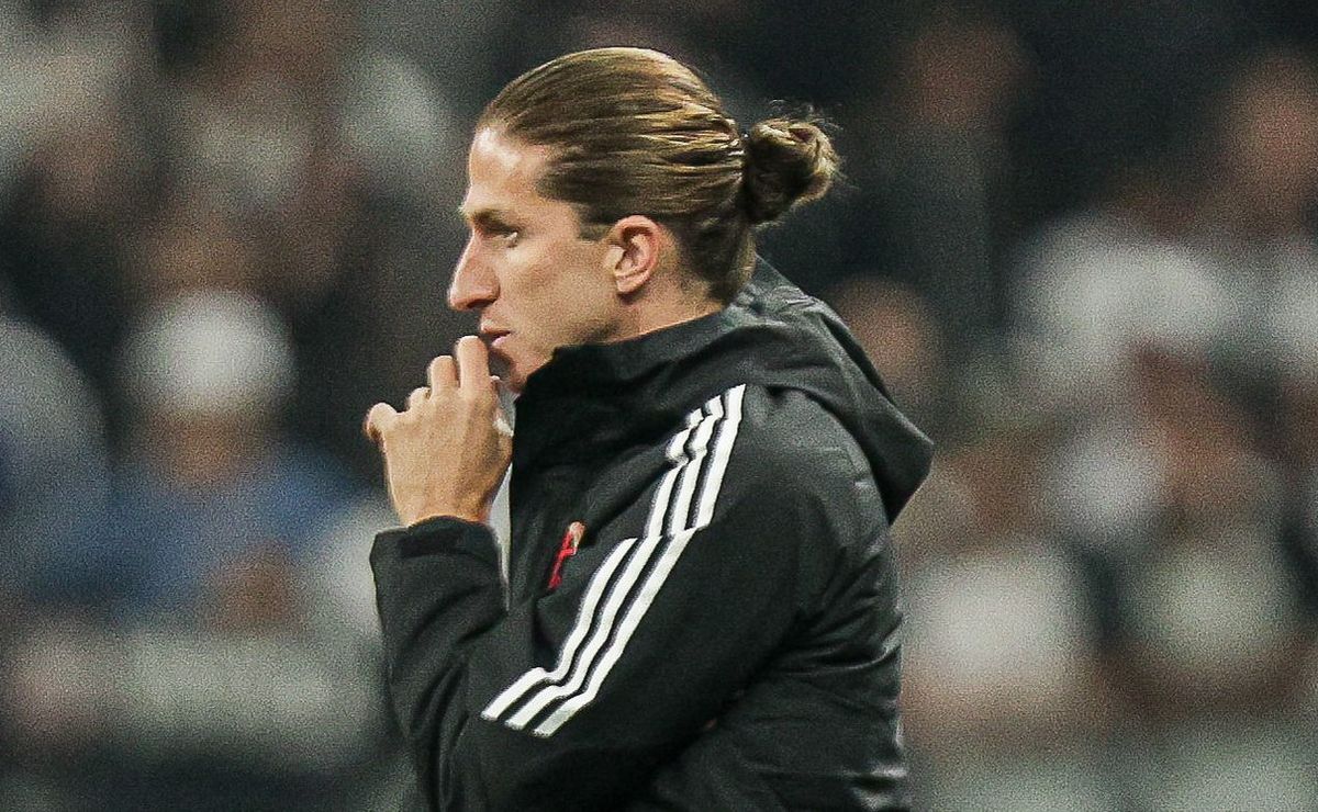 Michael não fica feliz ao ser escanteado por Filipe Luís do Flamengo e atacante busca uma saída imediata