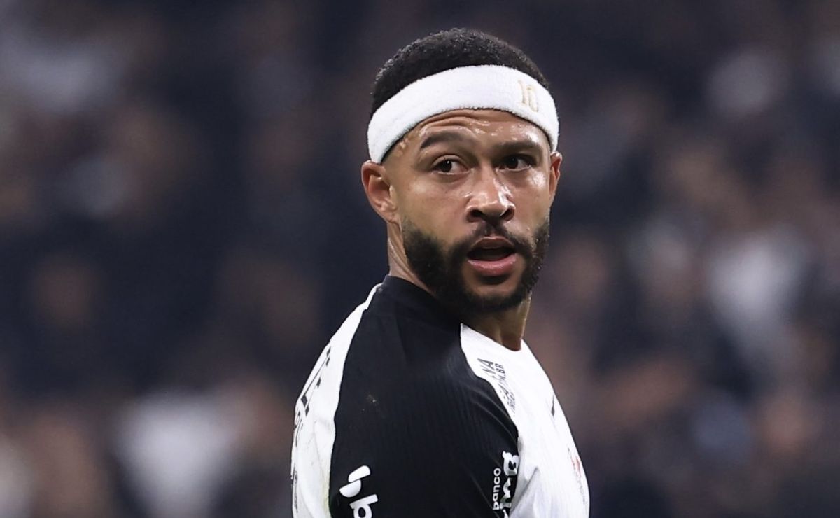 Memphis Depay preocupa o Corinthians e será reavaliado sobre edema para decisão sobre escalação no Clássico