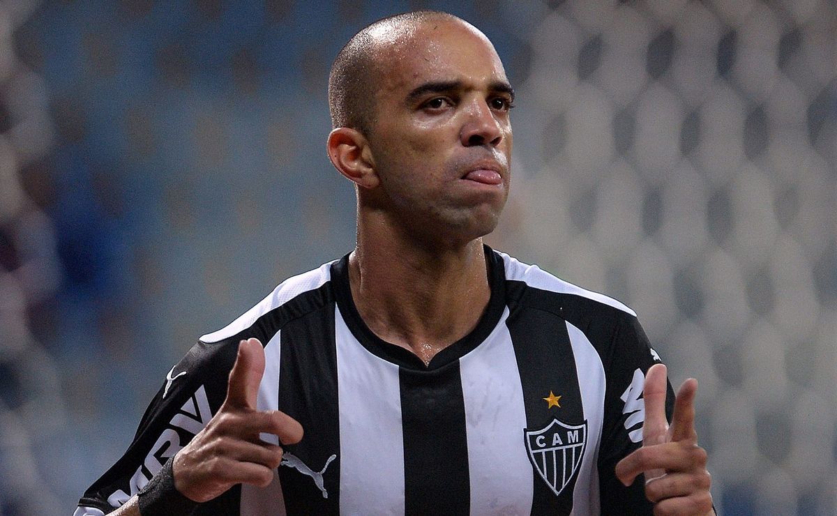 Diego Tardelli elogia Bernard e manda recado antes de Atlético-MG x Cruzeiro: “É vencer os jogos”
