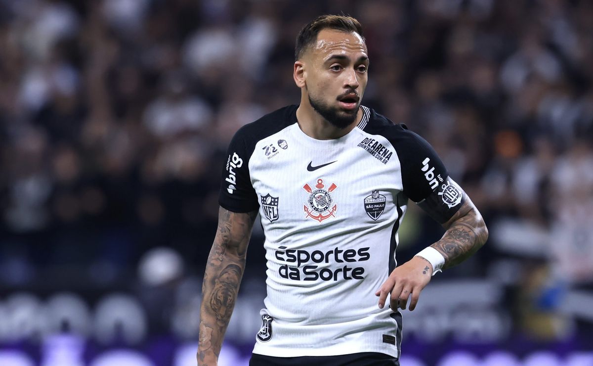 Maycon recebe cartão amarelo durante clássico contra o Santos e recebe críticas dos torcedores
