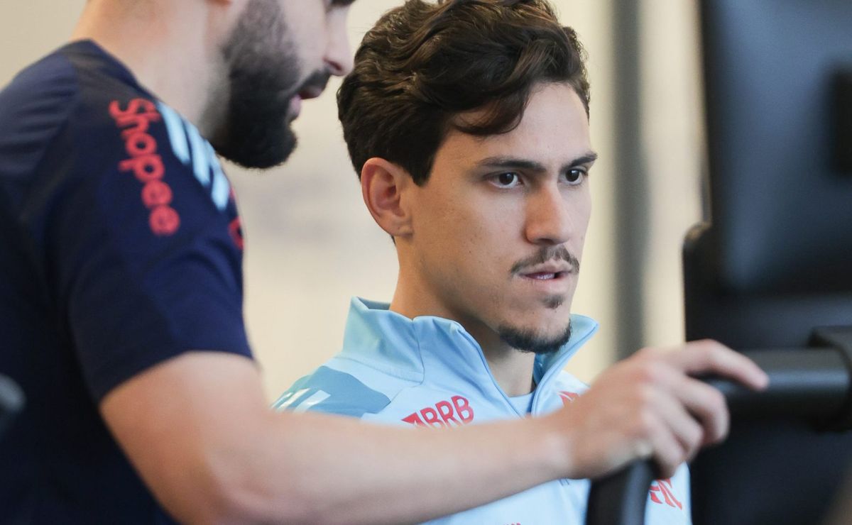 Apesar de Filipe Luís desconversar sobre Pedro, atacante será titular em Flamengo x Palmeiras