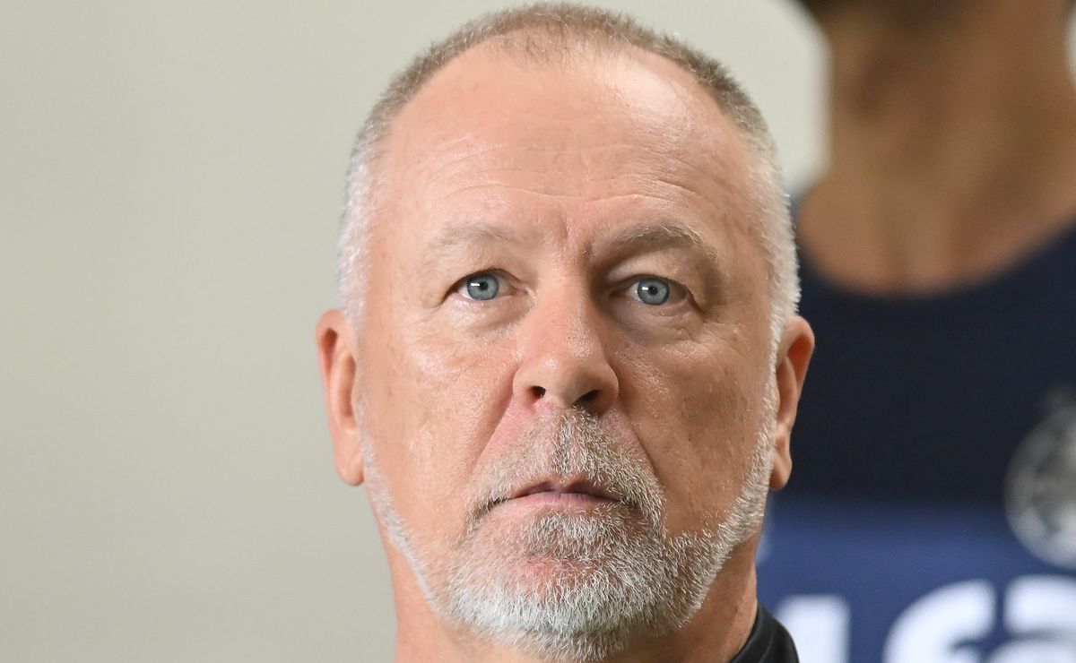 Mano Menezes dá esporro no vestiário do Grêmio após goleada sofrida de 4 a 0 para o Bahia