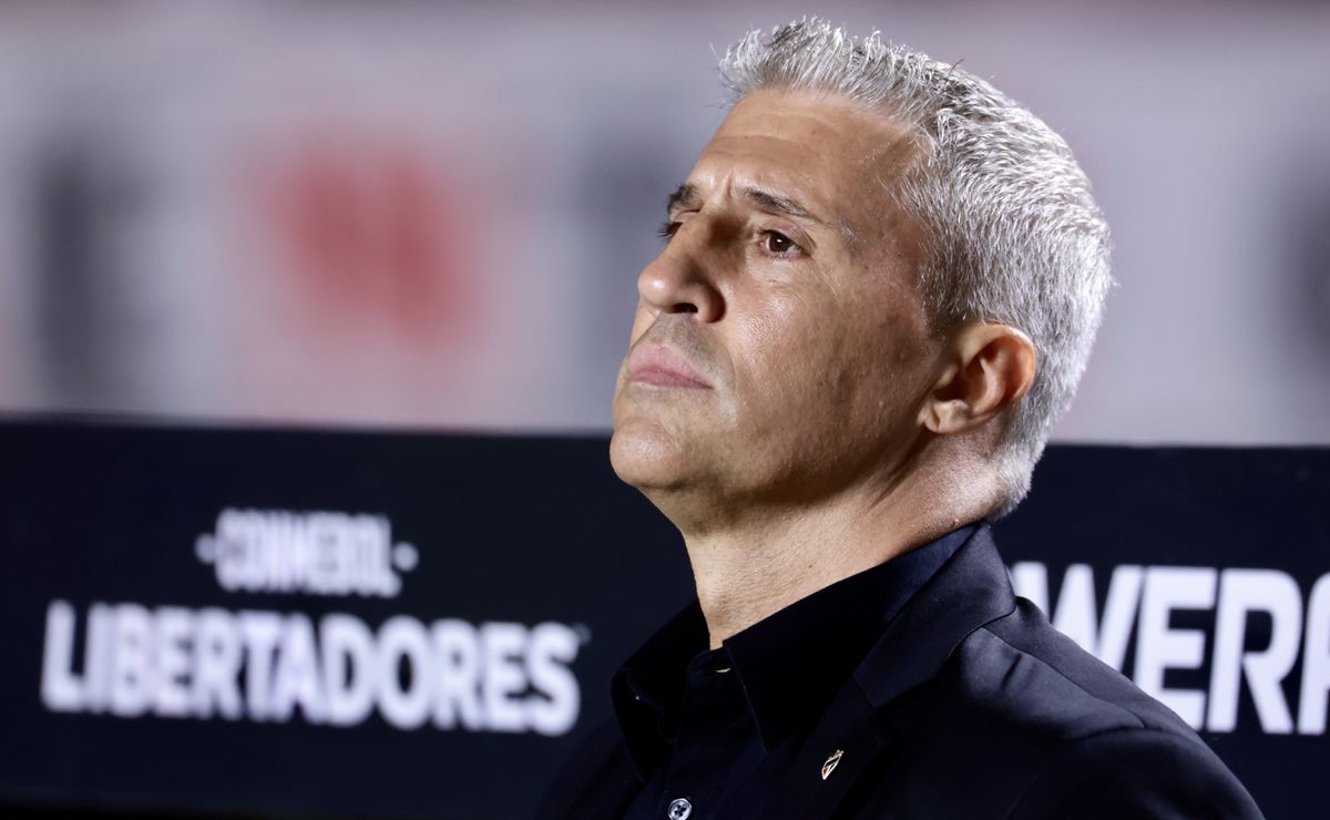 São Paulo não irá demitir Hernán Crespo após terceira derrota consecutiva, informa Nicola