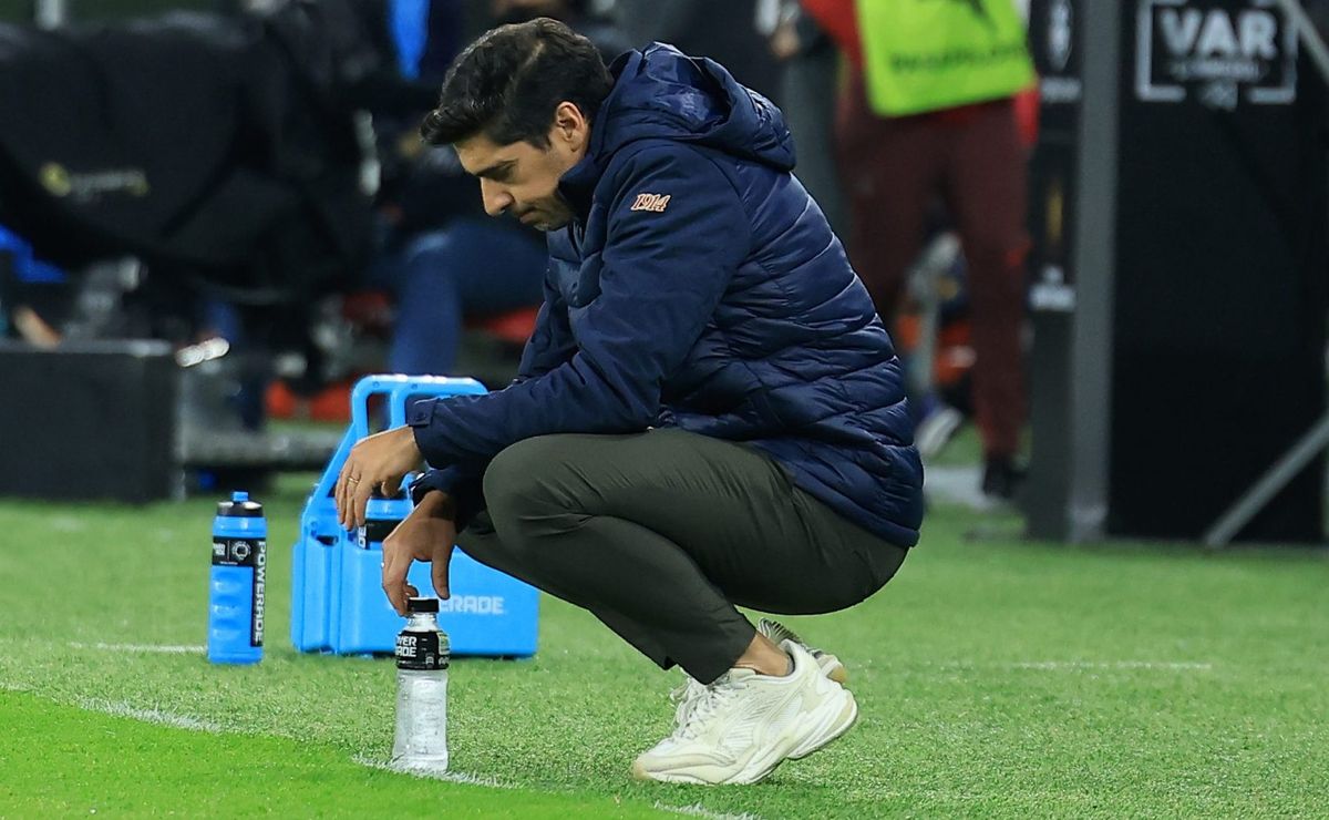 Em desvantagem, Abel Ferreira pede a Carlos Miguel que pare o jogo para orientar o time