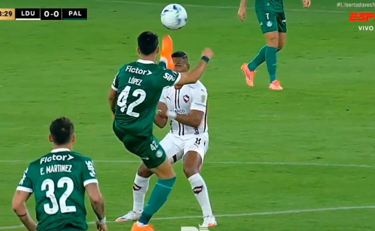 LDU x Palmeiras: Flaco López dá entrada perigosa em Gruezo e corre risco de expulsão; reveja lance