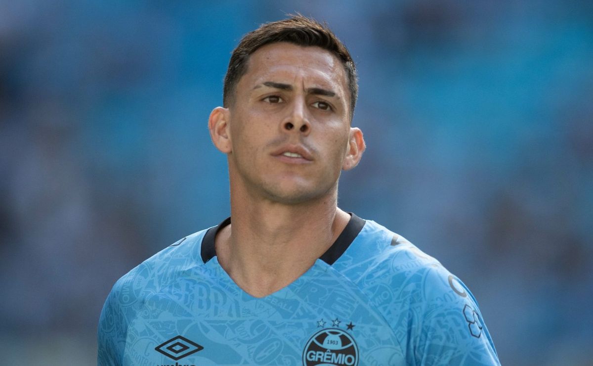 Pavón ganha moral com Mano Menezes e ganha vaga no time titular do Grêmio contra o Juventude