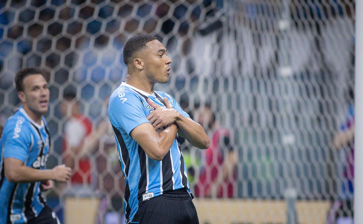 Carlos Vinícius iguala marca de Jardel no Imortal e ganha elogios de Mano Menezes: “Ele é a cara do Grêmio”