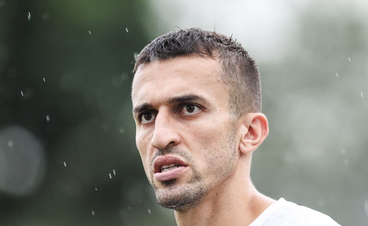 Schmidt minimiza polêmica de Santos com arbitragem no Brasileirão: “É difícil tentar ver o lado do árbitro”