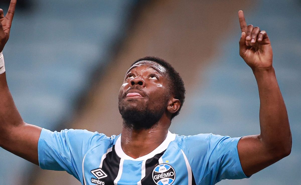 Francis Amuzu fora do Grêmio tem atualização e atacante deseja permanecer no Clube em 2026
