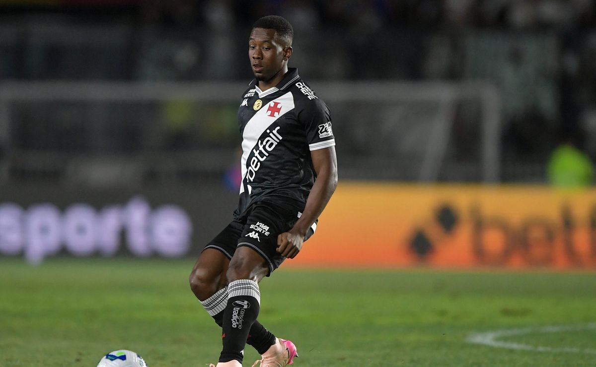 Cuesta comete pênalti na derrota do Vasco para o Botafogo pelo Brasileirão