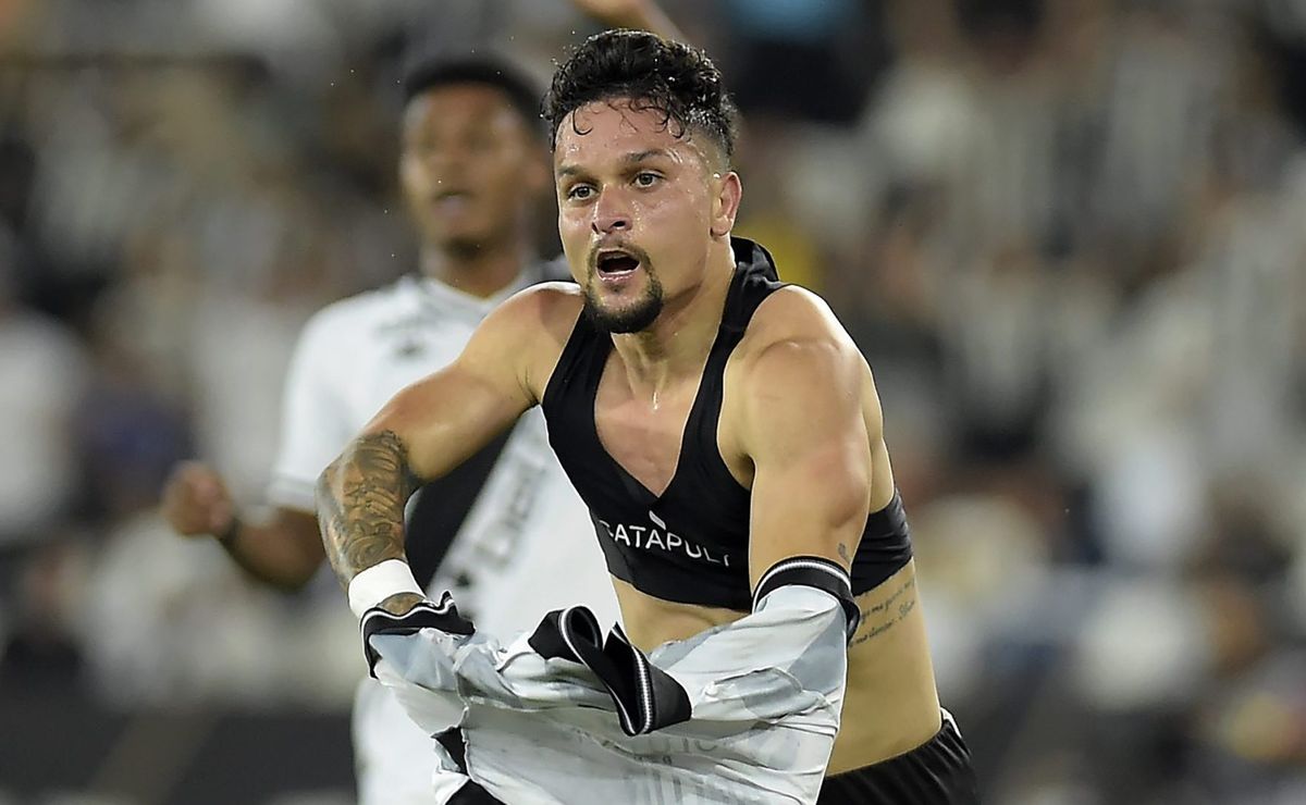 Artur decide e comanda vitória do Botafogo sobre o Vasco no Nilton Santos