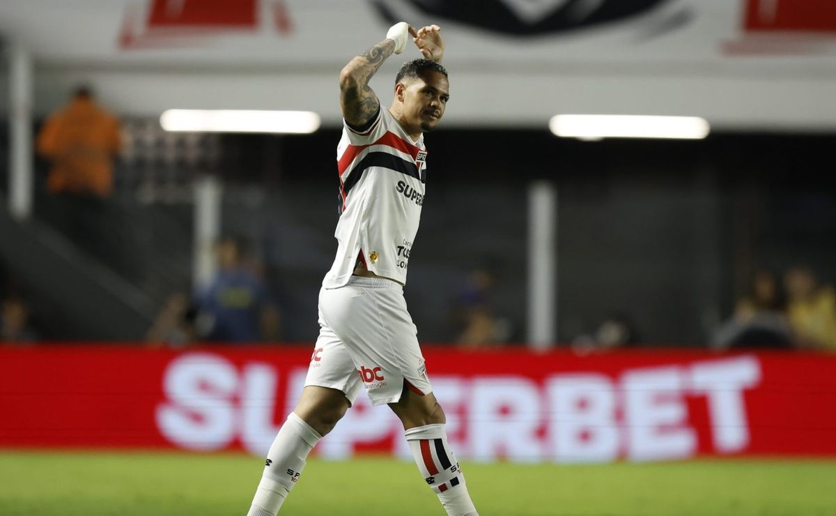 Luciano aproveita falha da defesa e abre o placar para o São Paulo contra o Flamengo na Vila Belmiro
