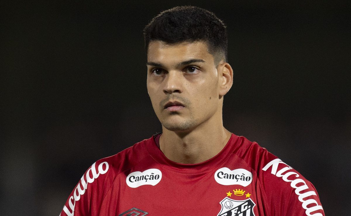 Gabriel Brazão tem atuação de destaque e salva o Santos diante do Palmeiras no Brasileirão