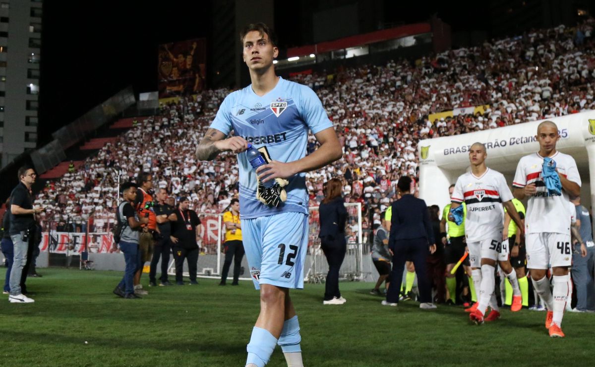 São Paulo decide não renovar com Leandro e abre espaço para joia da base no gol