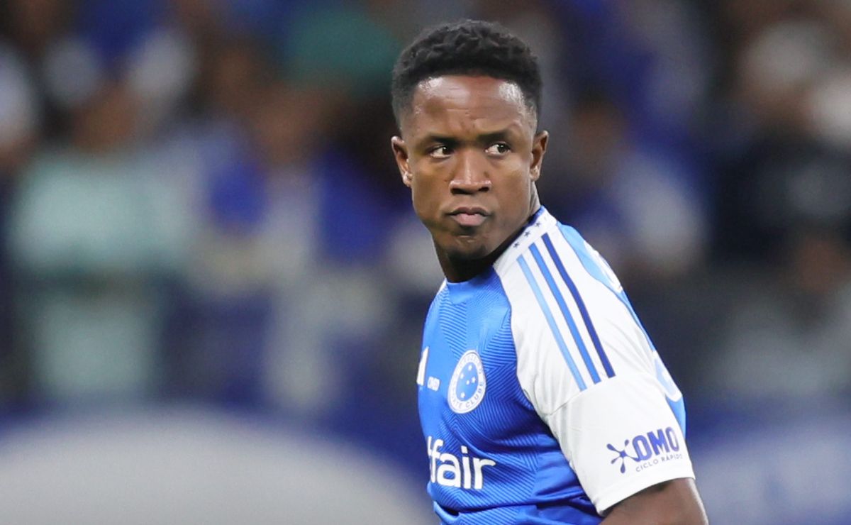 Leonardo Jardim comenta disputa entre Sinisterra e Kevin Arroyo no Cruzeiro: “Jogaram pouco por lesão”