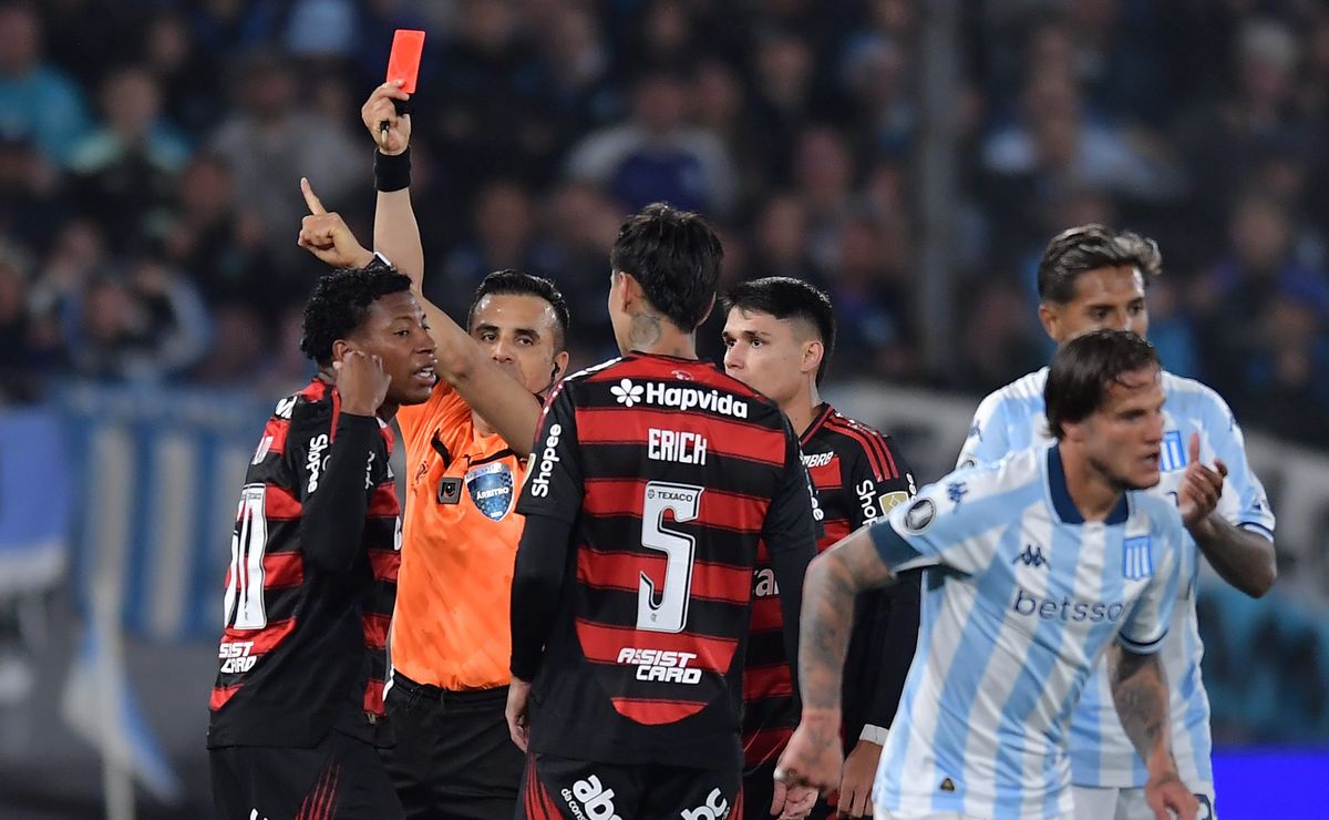 Diretoria do Flamengo cobra jogadores do Flamengo por conta das expulsões, segundo Venê