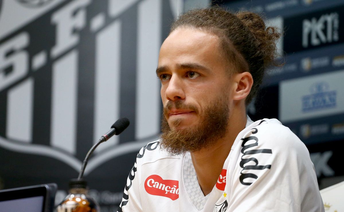 Scout do Santos sugeriu contratação de Billal Brahimi para Vojvoda e não o contrário