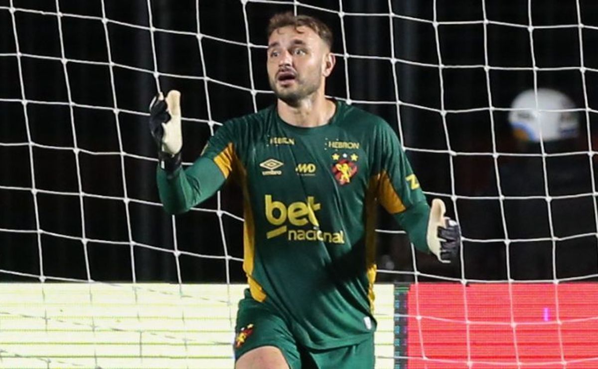 Gabriel, goleiro do Sport, protagoniza falha bizarra em gol de Hulk do Atlético-MG