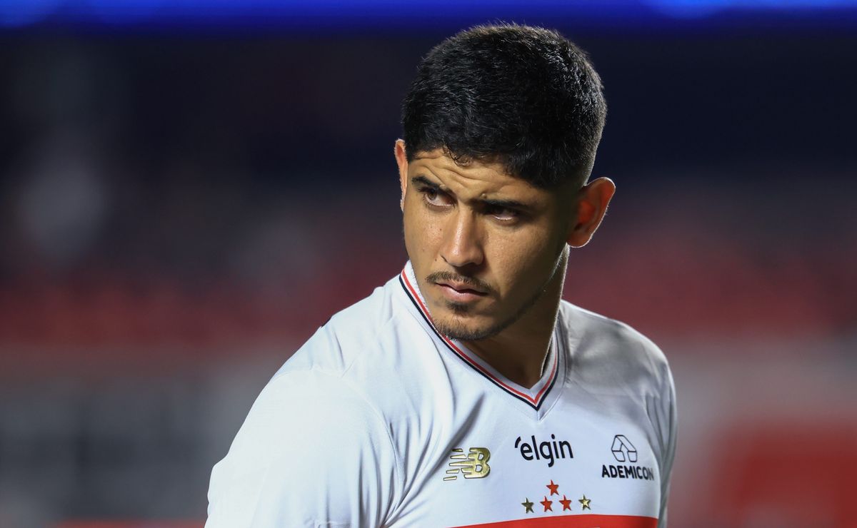 Alan Franco assusta Crespo e São Paulo após sentir incômodo muscular contra RB Bragantino