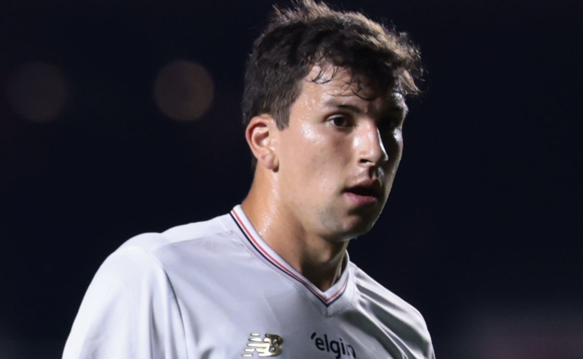 Tapia entra mal no lugar de Lucas e irrita torcida em São Paulo x Bragantino: “Grande castigo”