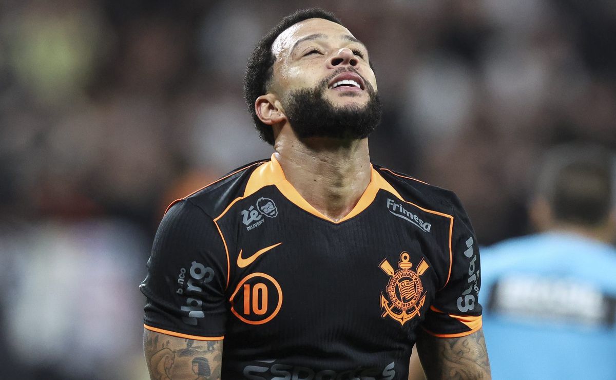 André Ramalho atrapalha Memphis Depay em lance claro de gol no primeiro tempo contra o Ceará