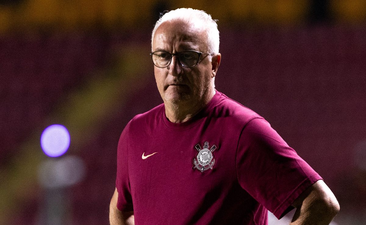 Dorival sai em defesa de Garro após lance que o tirou do clássico diante do São Paulo: “Situação natural de jogo” 