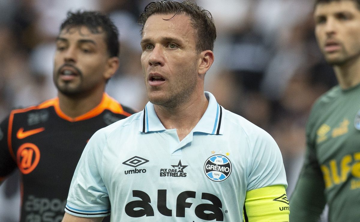 Arthur surta em tropeço do Grêmio com desatenção de João Lucas; veja o vídeo