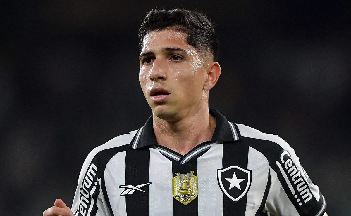 Savarino é desconvocado da seleção da Venezuela e estará à disposição do Botafogo contra o Sport