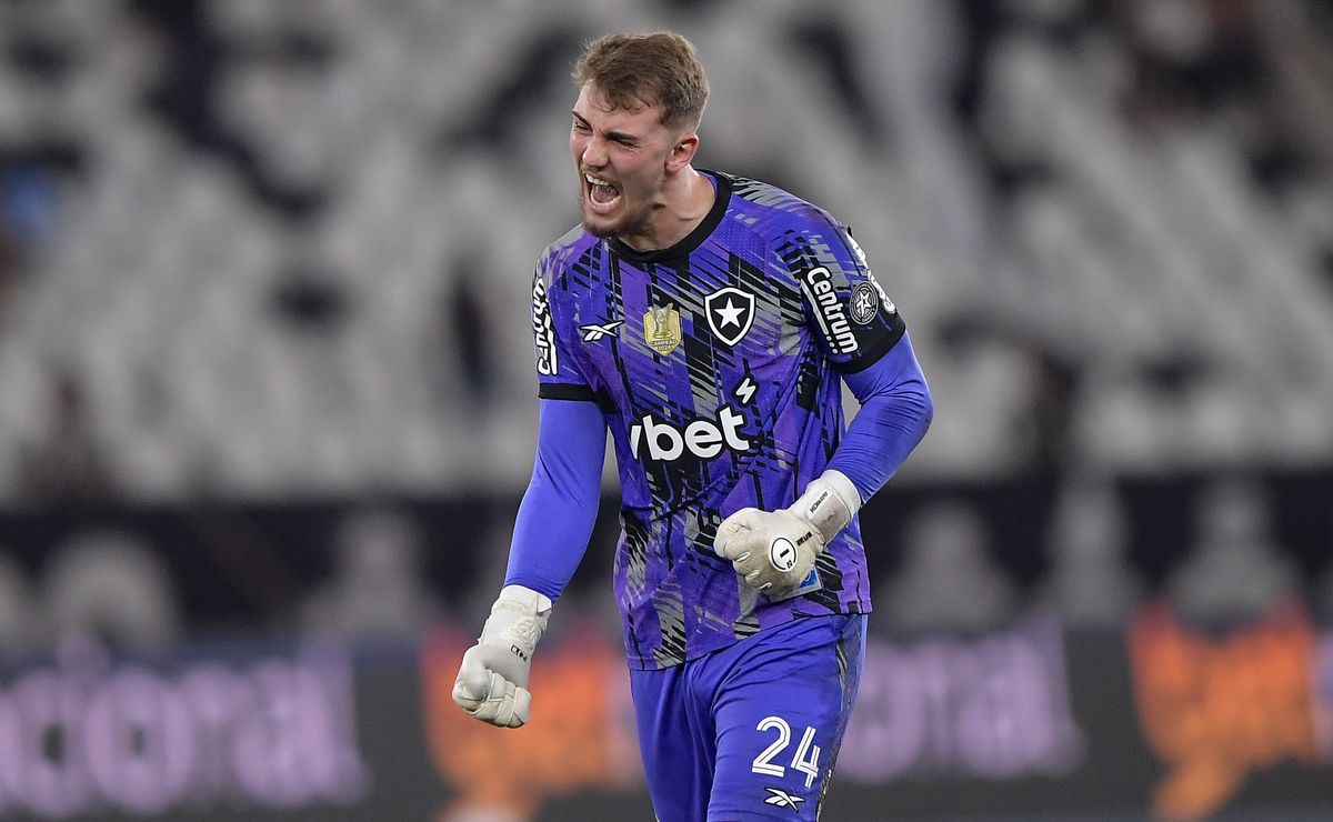 Léo Linck vive grande fase e celebra sequência sem sofrer gols no Botafogo: “Clean Sheet”