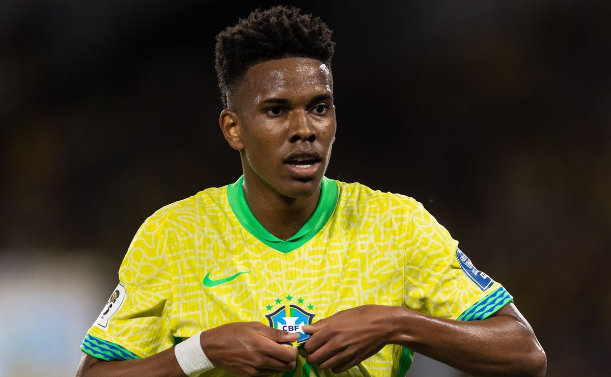 Tostão se encanta com o começo de Estêvão no Chelsea: “Joga como se estivesse no Palmeiras”