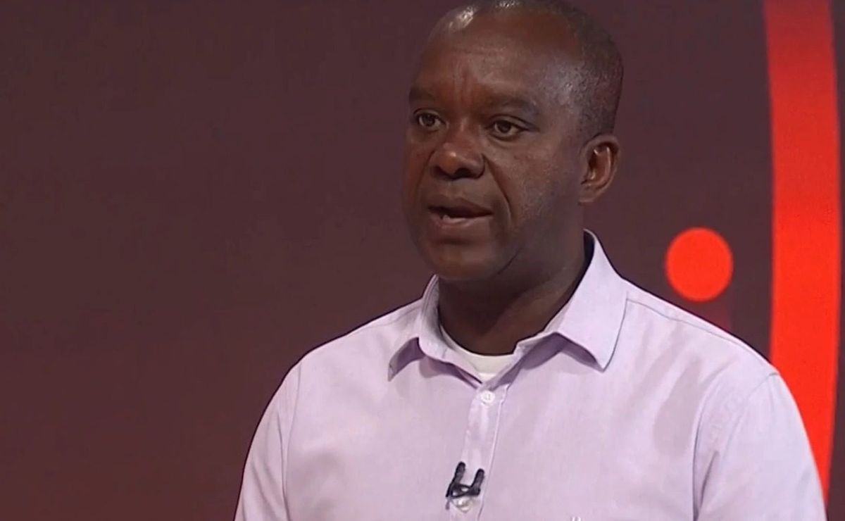 PC de Oliveira aprova não expulsão de Matheus Pereira após cotovelada: “Não cabe nem o amarelo”