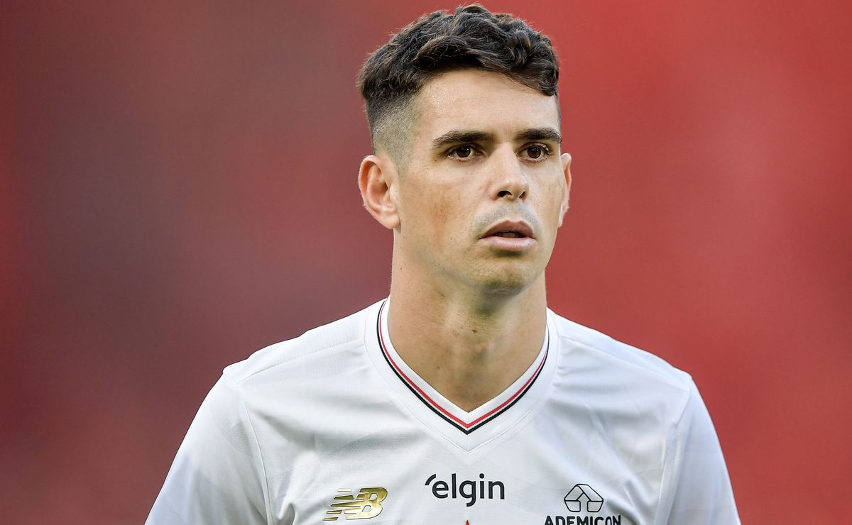 Oscar sofre arritmia durante exame, desmaia e é internado na UTI; meia tem quadro estável