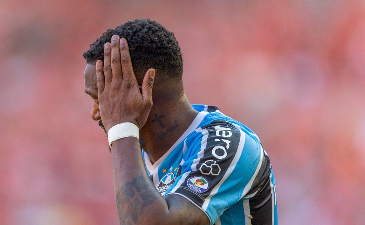 Edenílson se incomoda com reviravolta sobre permanência no Grêmio, mas ainda deseja ficar no clube