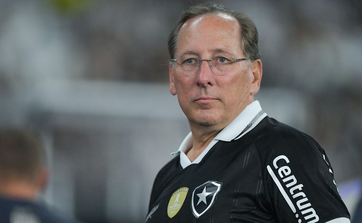 John Textor prepara redução drástica em folha salarial do Botafogo para 2026