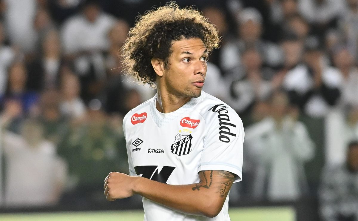 Willian Arão se coloca à disposição de Vojvoda para atuar em várias funções no Santos