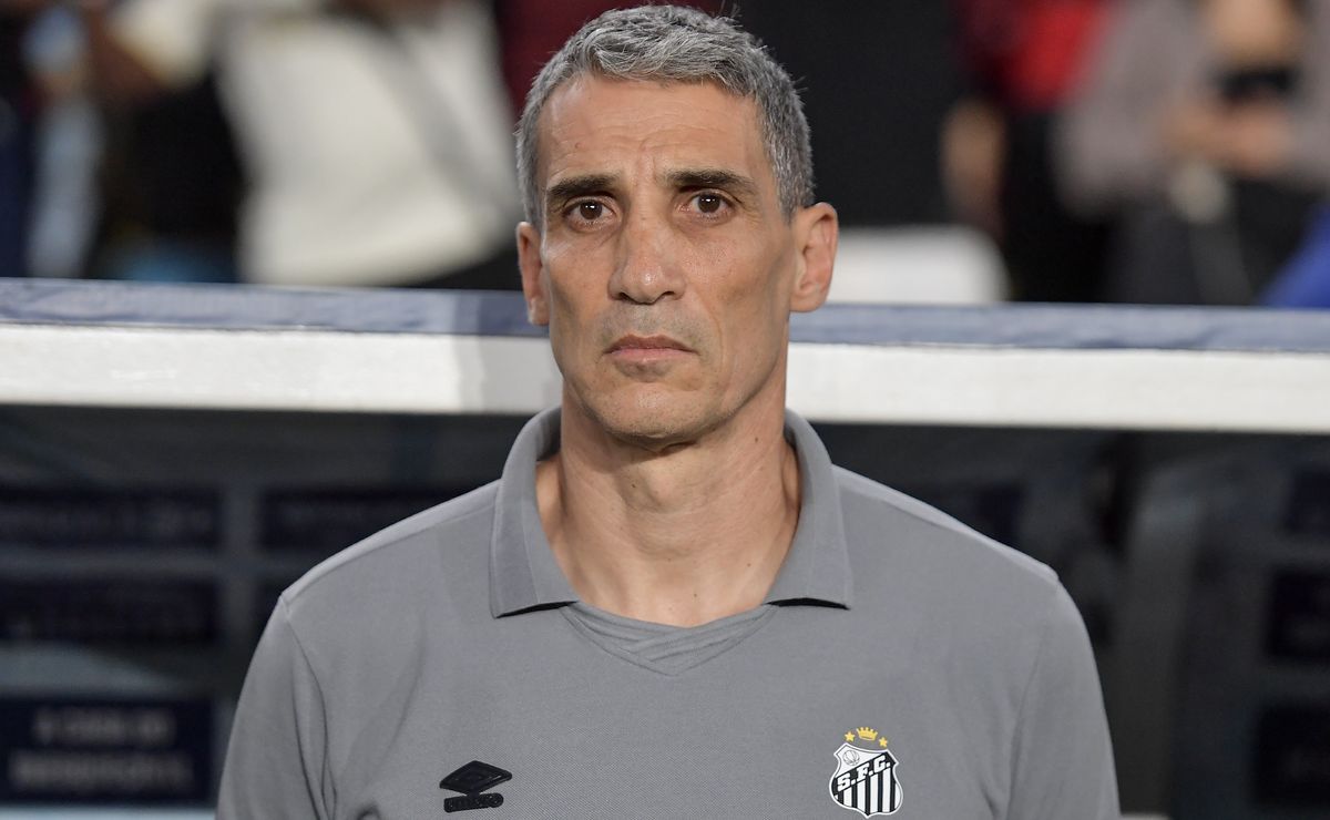 Palmeiras perde a liderança após derrota para o Santos, e Vojvoda analisa desempenho no clássico na Vila