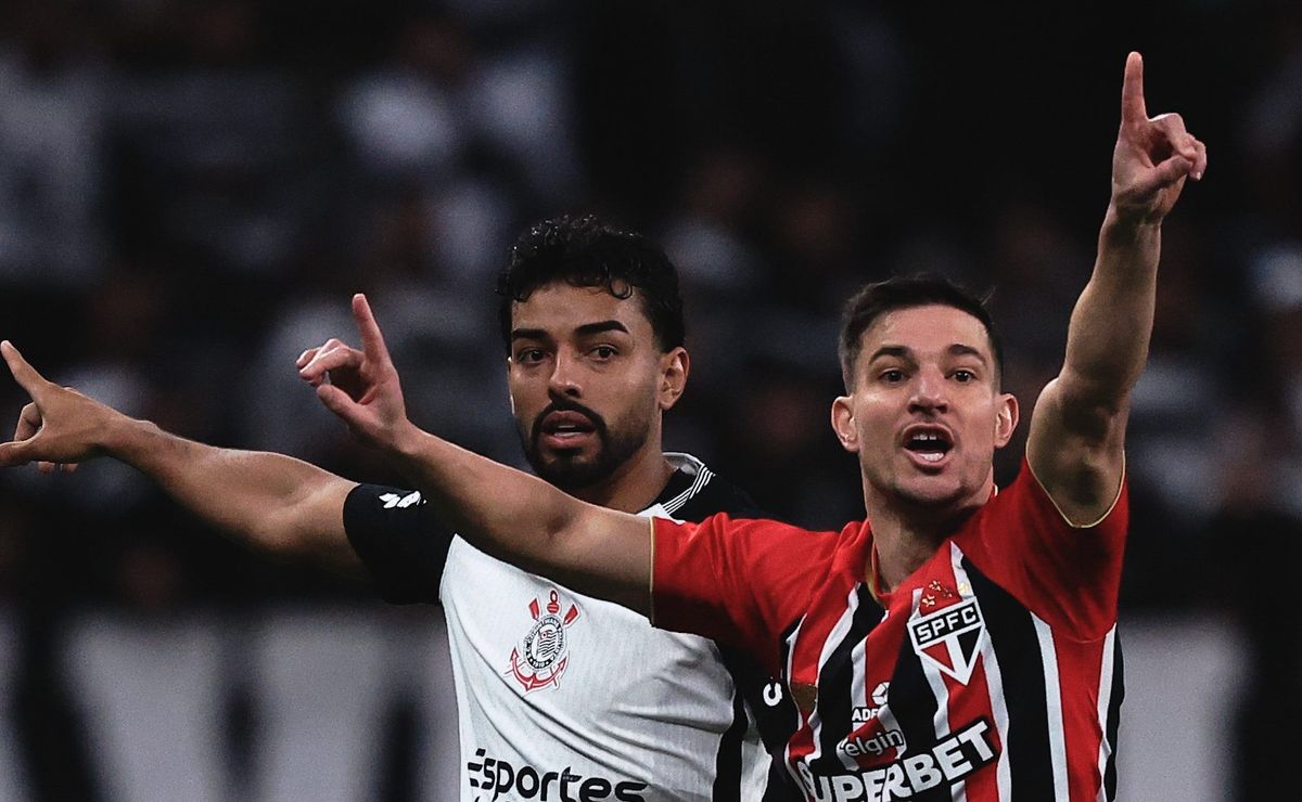 Bidu e Cedric discutem em Corinthians x São Paulo e Daronco intervém com cartão para português