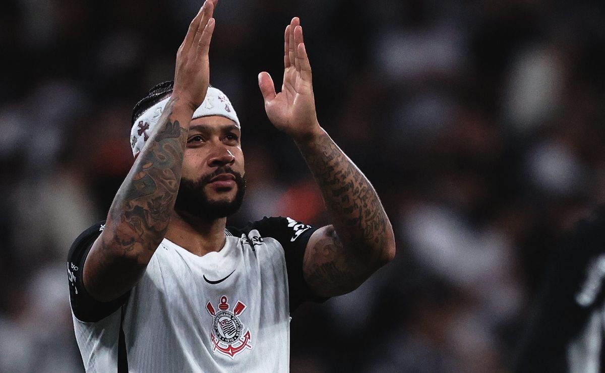 Memphis Depay sai do banco, faz golaço absurdo e decide vitória do Corinthians por 3 a 1 no clássico