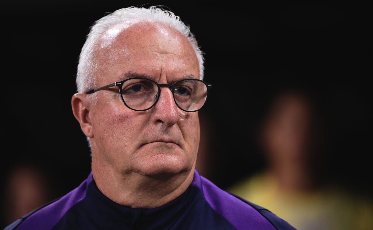 Dorival justifica Memphis Depay começar no banco no clássico pelo Brasileirão: “Respeitamos o atleta”