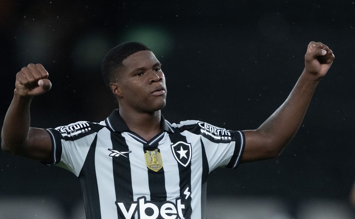 Kadir recebe ligação de Igor Jesus e John Textor após ser determinante em vitória do Botafogo