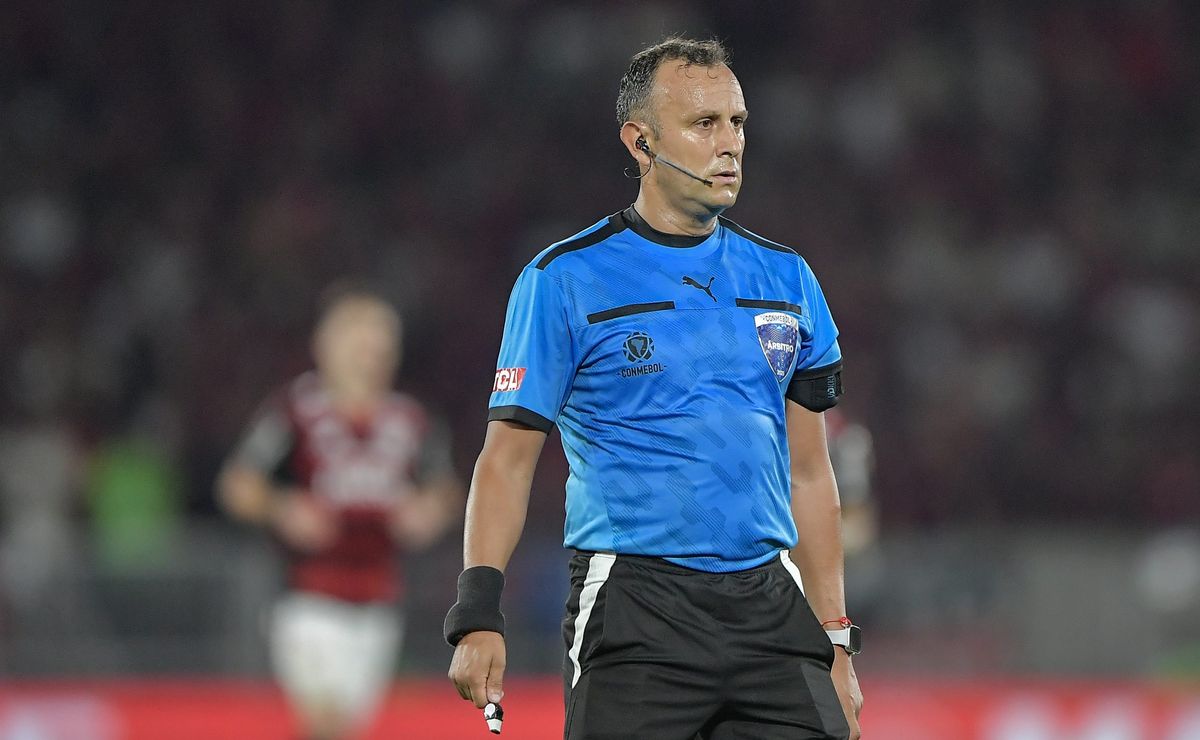 Conmebol escolhe árbitro argentino e final entre Palmeiras e Flamengo já começa com polêmica
