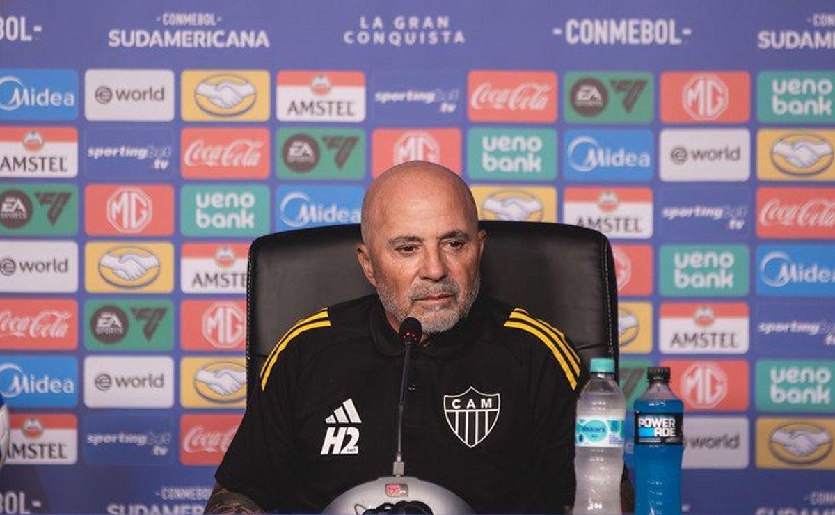 Sampaoli lamenta chances perdidas pelo Atlético e pede desculpas à torcida após perda do título Sul-Americana