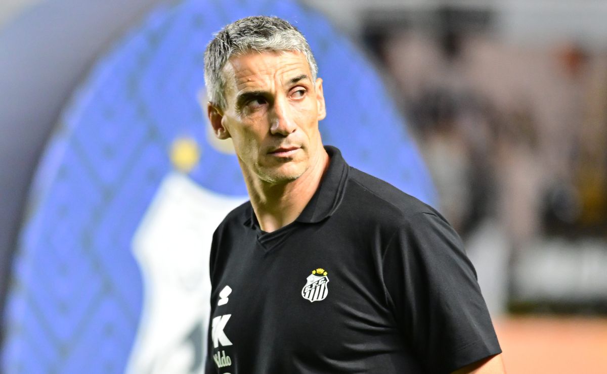 Vojvoda analisa disputa na zaga do Santos após suspensão de Zé Ivaldo contra o Internacional pelo Brasileirão