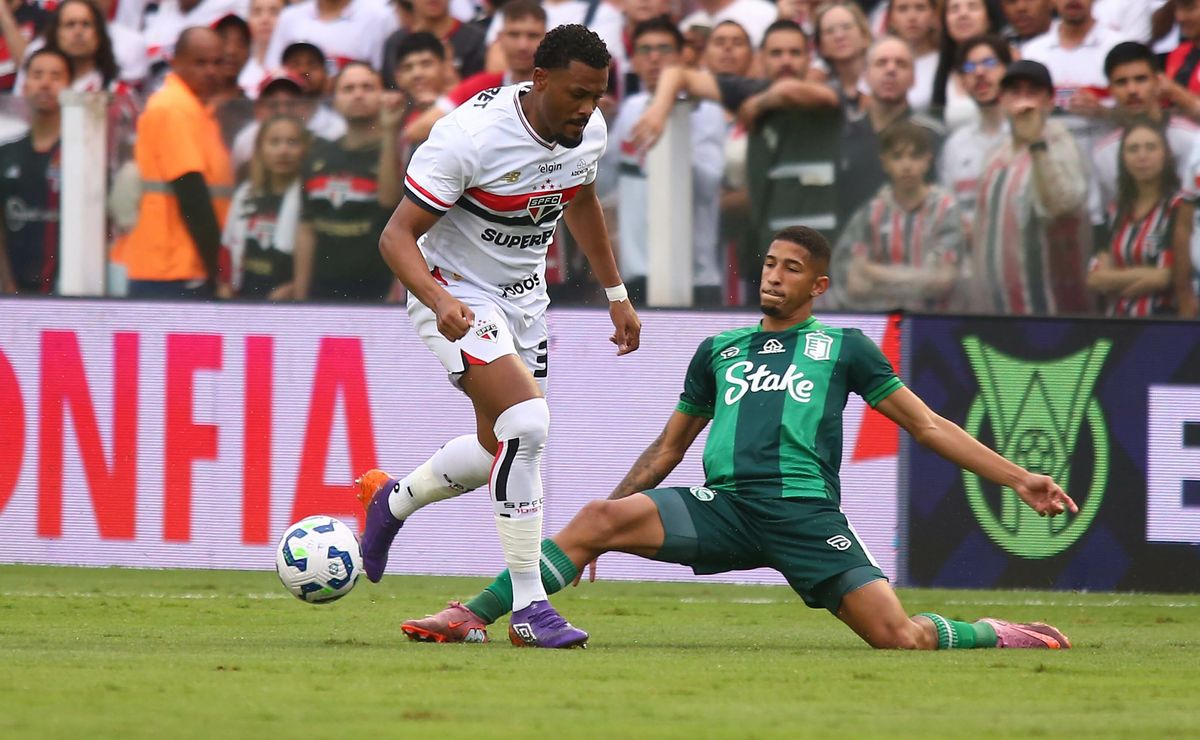 Após ‘caneta’ de Memhpis Depay, do Corinthians, Sabino sofre mais um drible desconcertante; veja vídeo