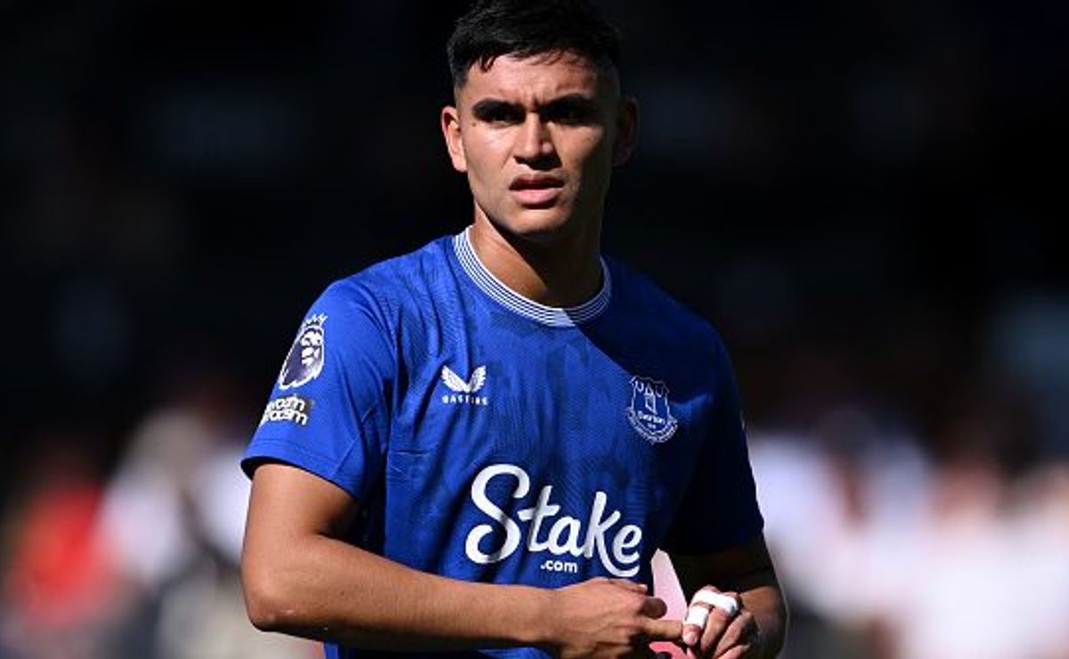 Carlos Alcaraz vive ‘drama’ após saída do Flamengo e perde espaço no Everton, da Inglaterra