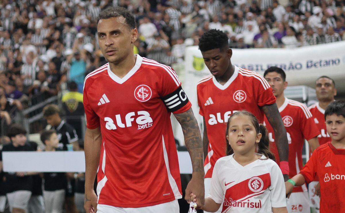Internacional tem Alan Patrick, Bernabei e +5 pendurados para jogo com o Vasco pelo Brasileirão Betano