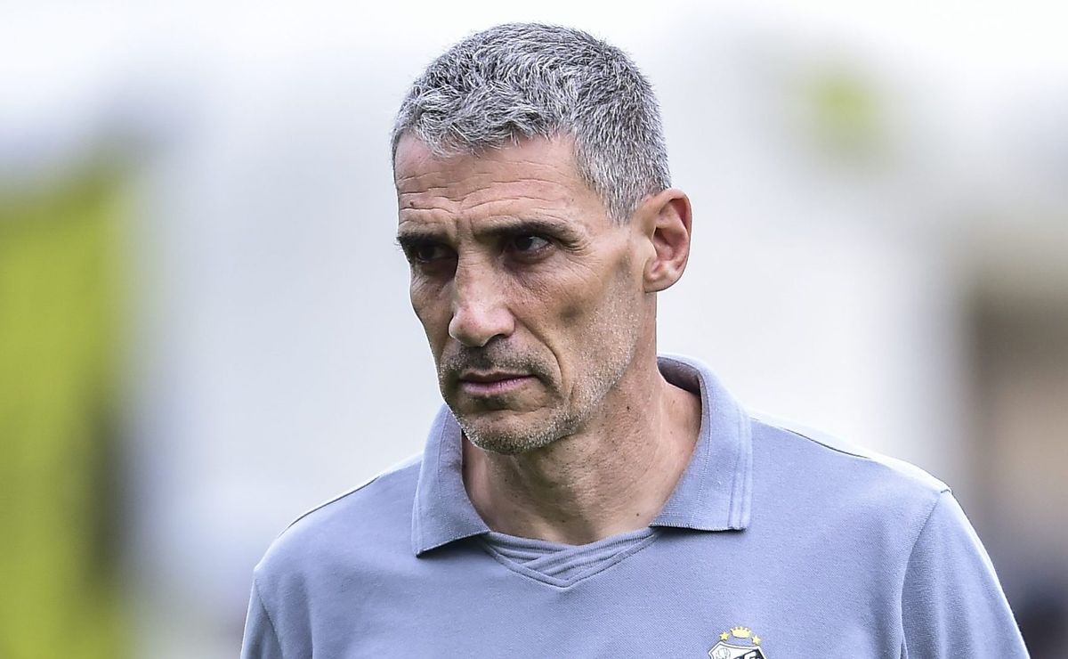 Santos coleciona problemas e entra em campo contra o Internacional com 10 jogadores pendurados